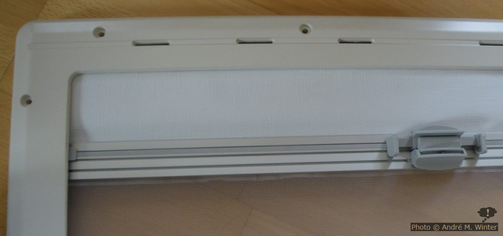 Seitz-Fenster: die beiden Rollos greifen ineinander und können somit gemeinsam verschoben werden.