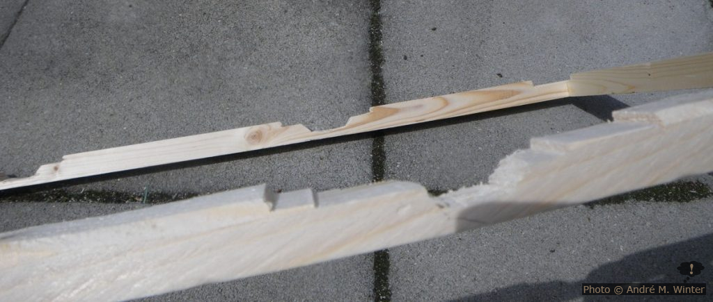 Oben greift der starre Rahmen, deswegen ist die Leiste dünner und abgerundet, zusätzlich ragen hier Reste der beim Ausschnitt abgetrennten Verstärkungen hinein die schwer zu entfernen sind. Ich habe sie deswegen stehen lassen und eben im Rahmen berücksichtigt.