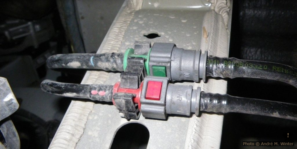 Grün (dicker) ist die Zufuhr zur Dieselpumpe des Motors, Rot die Rückfuhr (dünner), diese Rückfuhr wird für die Standheizung angezapft.