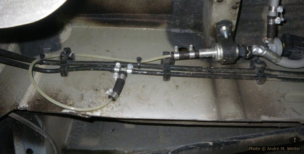 Das einzusetzende T-Stüch (5-6mm Aussendurchmesser) sieht man zwischen den zwei glänzenden Schellen. Die Verzweigung erfolgt an der Dieselrückfuhrleitung! Die Pumpe wird mit einer mitgelieferten gummierten Schelle montiert, an der Stelle gibt es ein Loch im Holm, aber keine Blindmutter o. ä. dahinter.