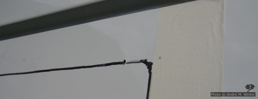 Da die Innenseite massgebend ist, habe ich von Innen an 2 Stellen oben durchgebohrt (hier 3cm links vom Eck) und von diesen Punkten aus den restlichen Ausschnitt aufgetragen.