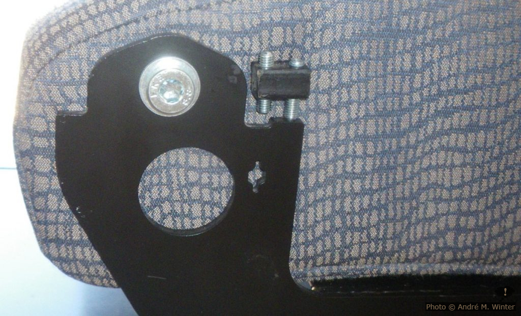 Achse zum Wenden der Sitzfläche Reimo Variotech 333: das Element mit den Justierschrauben arretiert die Sitzfläche in beiden Positionen. Im unverkleideten Zustand sind diese Eisenkanten eine echte Verletzungsgefahr. Dummerweise liefert Reimo nur eine Blende für die Beifahrerseite, nicht aber für die Fahrerseite wo normalerweise die Küchenzeile anschliesst.