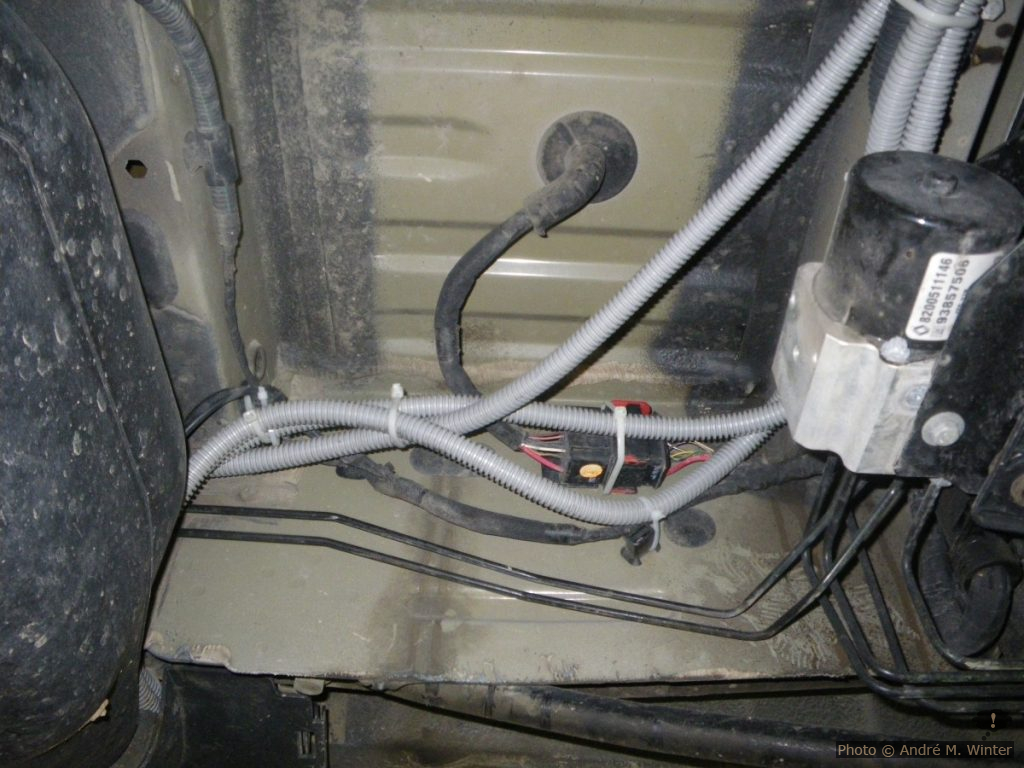 Die grauen Kabelrohre sind Nachrüstungen für die Zweitbatterie (in einem Schacht an der linken Aussenseite in Wagenmitte) und Verbindungen zur Kraftstoffpumpe der Standheizung (am rechten Längsträger). Rechts ein Teil der ABS-Anlage und wegen dieser Anordnung kann man nicht einfach den Batteriekasten gegen einen grösseren für zwei Batterien austauschen.