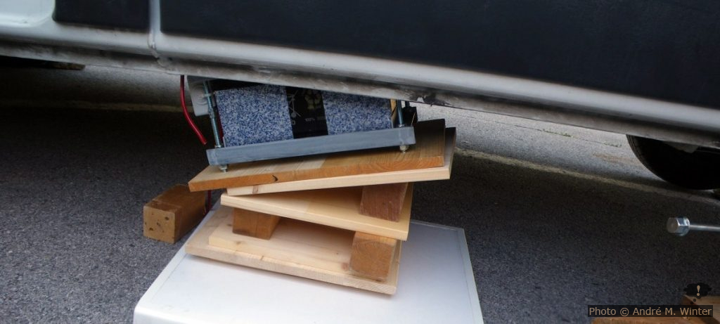 Aufbocken der Zweitbatterie unterm Renault Trafic