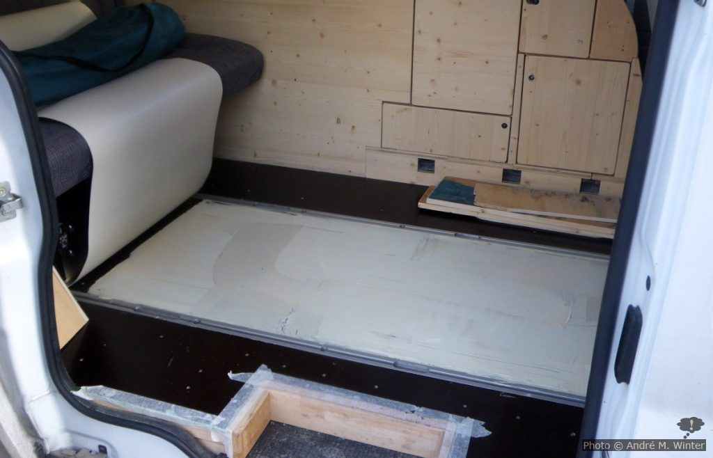 Aufkleben des PVC-Bodens.