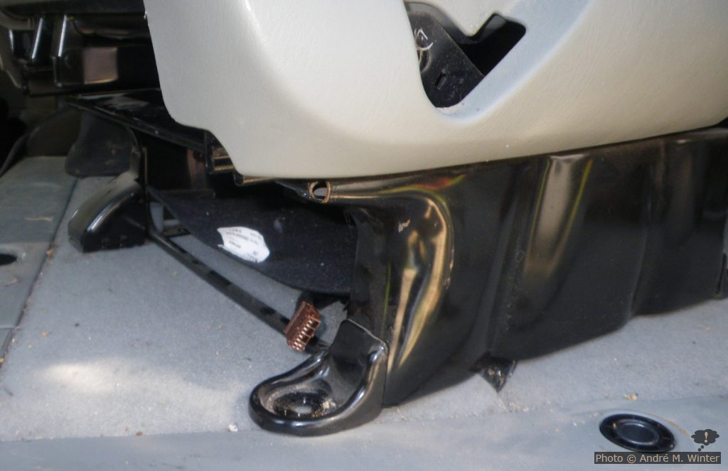 Beifahrersitz aus dem Renault Trafic ausbauen.