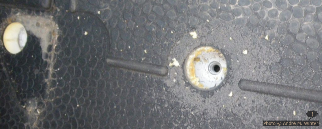 Neue Schraubdurchlässe in den Boden des Renault Trafic bohren.