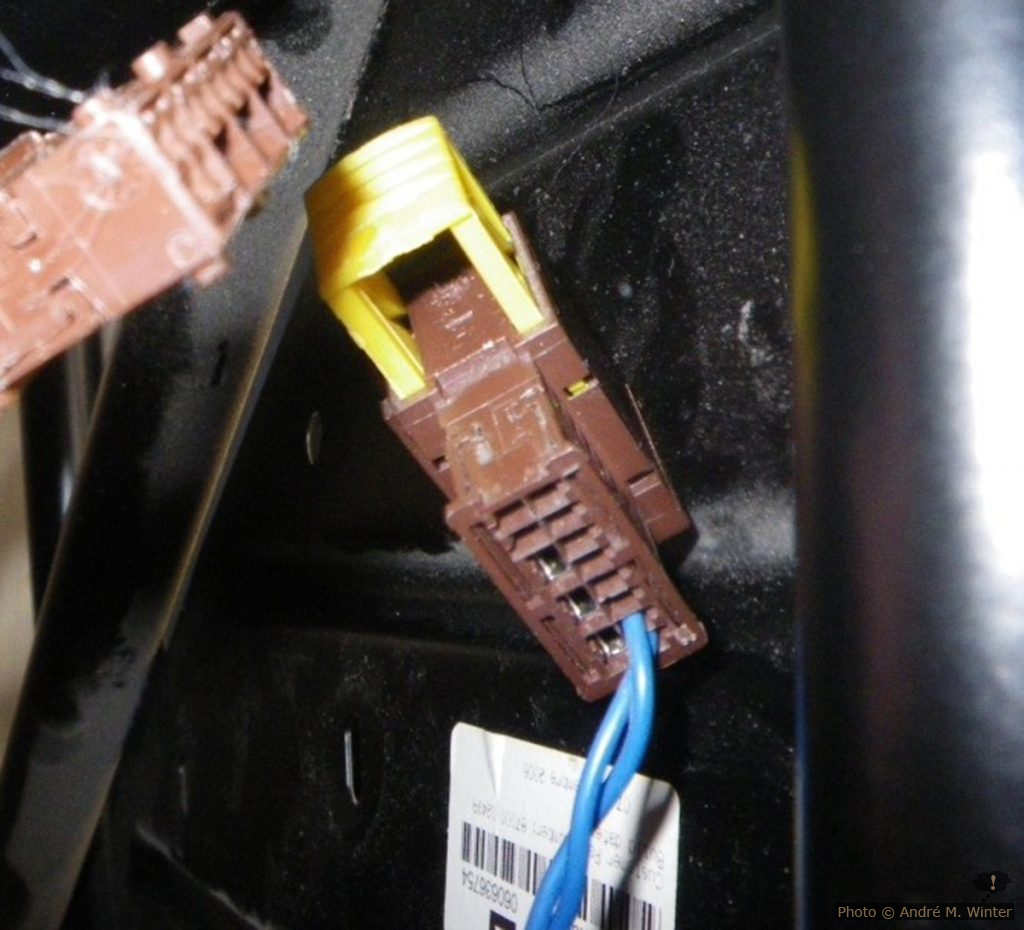 Stecker für Gurtstraffer Renault Trafic Kastenwagen.