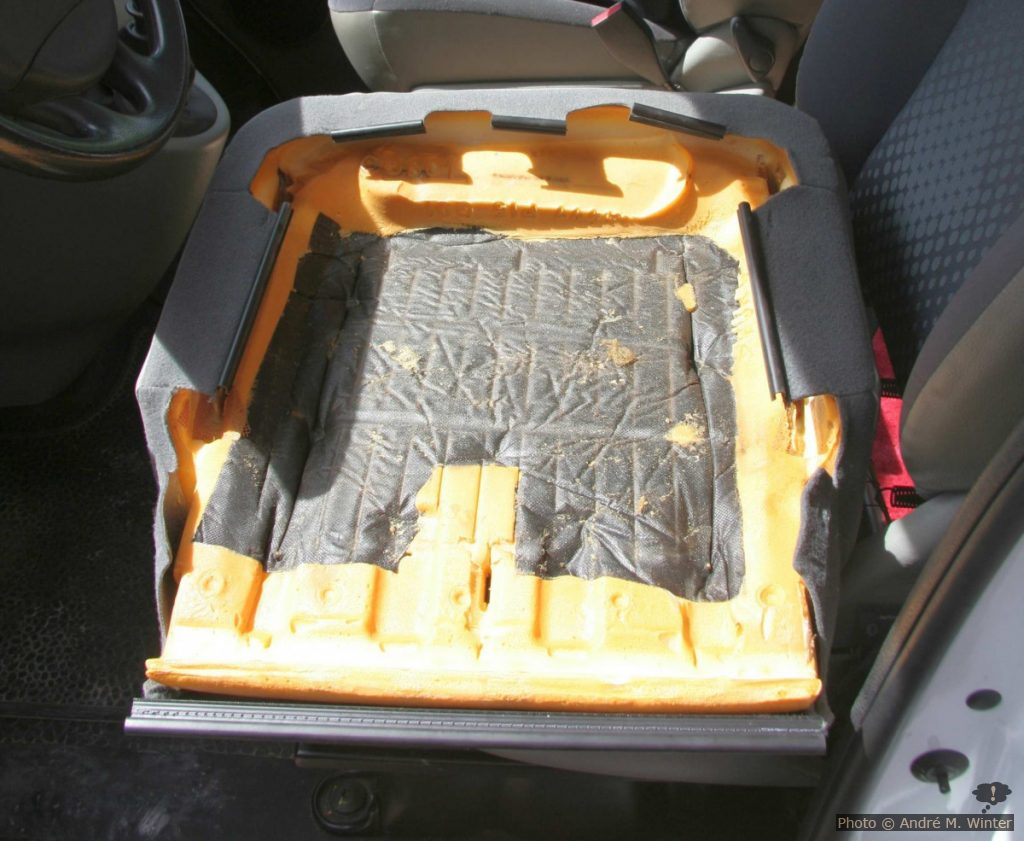 Unterseite der gelöste Sitzfläche beim Renault Trafic.