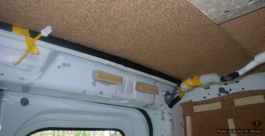 An die Verstrebung über der D-Säule sind vier Leisten mit Sikaflex 11FC geklebt. Hier wird später das hintere Ende des Dachhimmels aus Sperrholz fixiert. Die hintere Leuchte wurde entfernt und kommt später flach in den Dachhimmel aus Sperrholz. Die Kabel sollte man polstern, sonst klappern sie später beim Fahren.