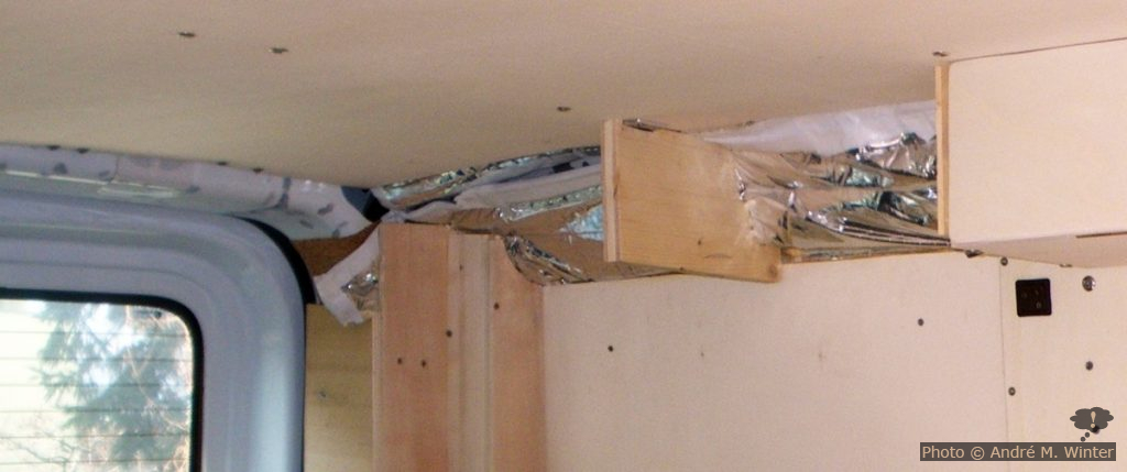 Stauraum unterm Dach und ohne Rückwand.