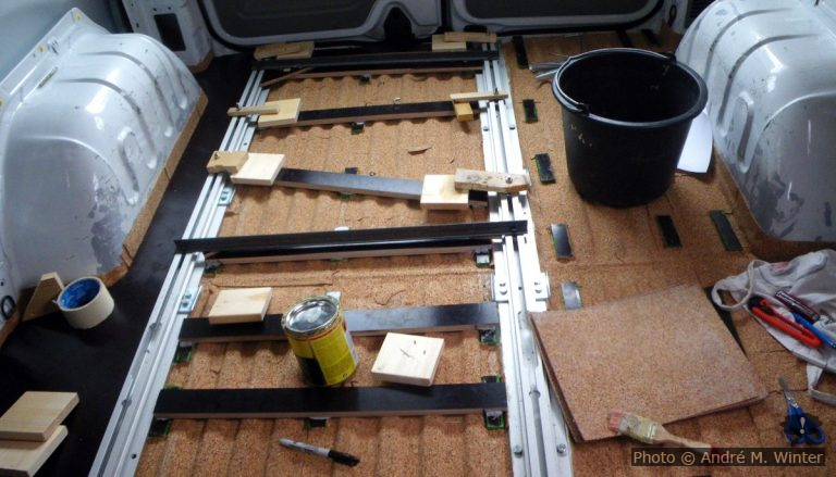 Boden und Isolierung zwischen Reimo-Schienen Verlegen