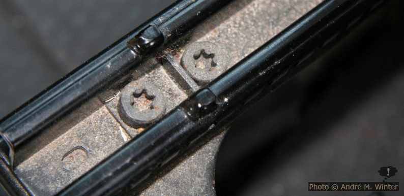 Schrauben der Schienen auf den Sitzkonsolen am Renault Trafic.