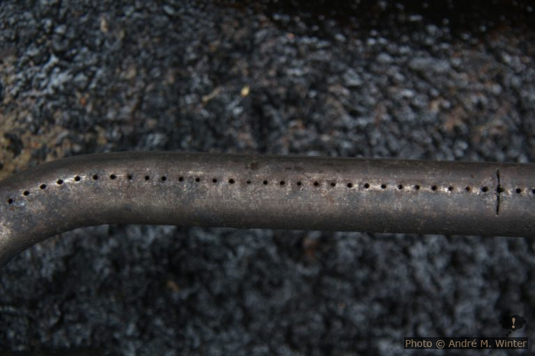 Weber Gas Griller: durch Rost verkleinerte Öffnungen am Brennerrohr