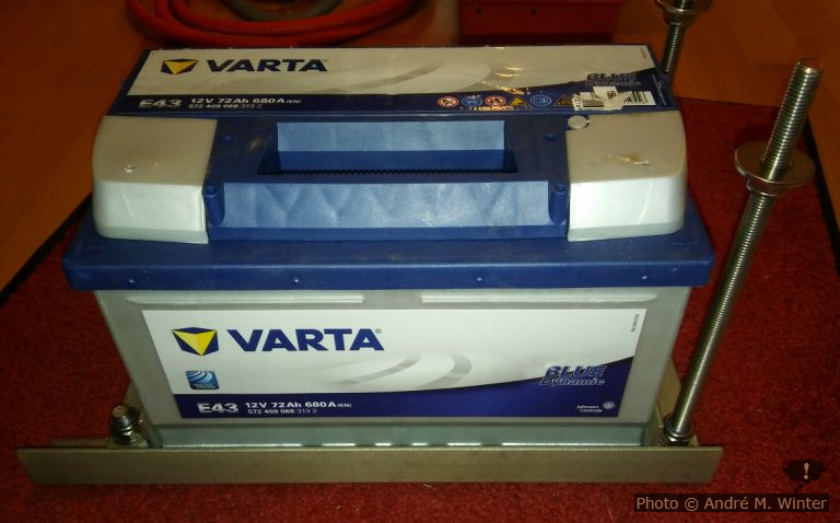 Neue Zweitbatterie und neue Halterung unter dem Fahrzeugboden