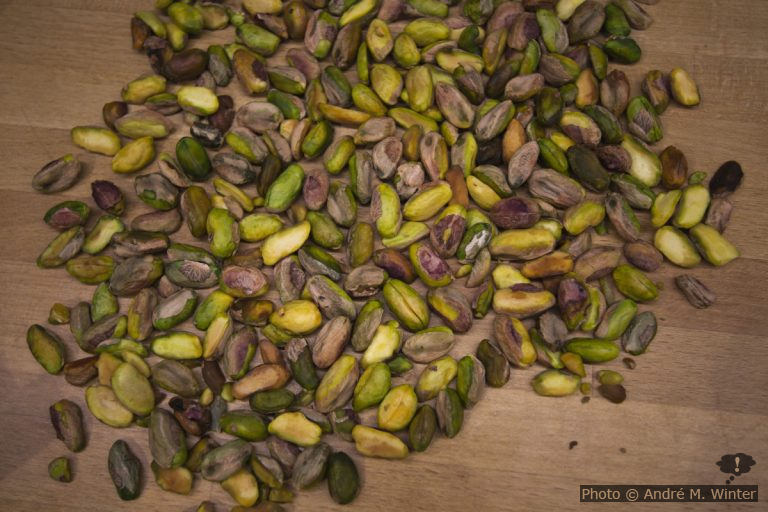 Gewicht von Nüssen und Früchten ganz und roh sowie bereinigt zum Verarbeiten