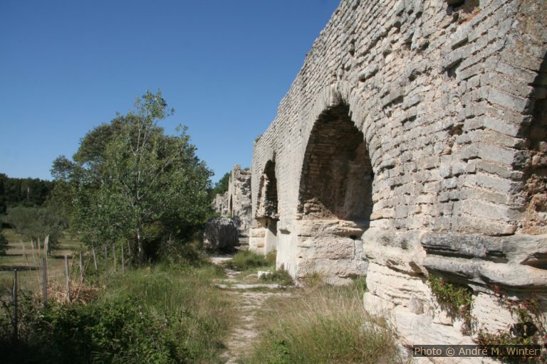 Camping Municipal Les Pins à Fontvieille