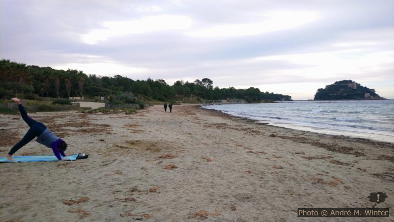 Alex fait de la gymnastique à la Plage de Cabasson