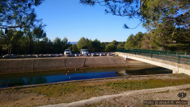 Parking au bord du Canal de Provence