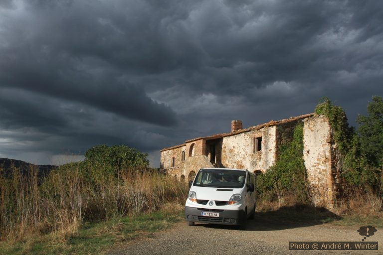 Notre trafic devant la ferme en ruine de Podere il Bagno di Sopra. Photo © Alex Medwedeff