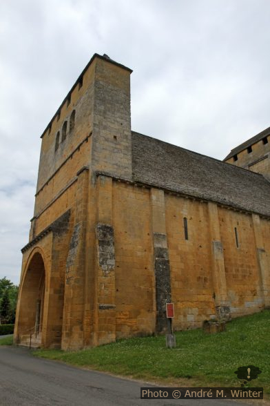Grand clocher-mur de l'église St.-Martin-de-Tours à Tayac