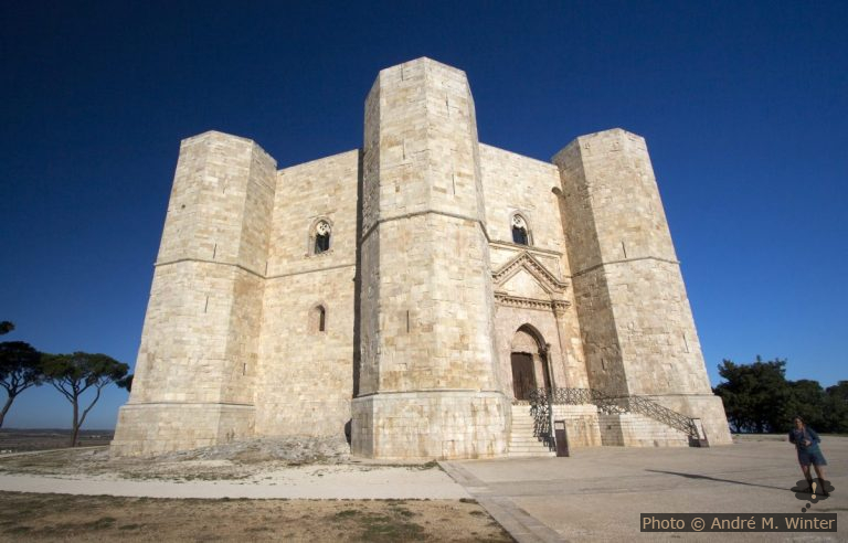 Le Castel del Monte tôt le matin avant l'ouverture