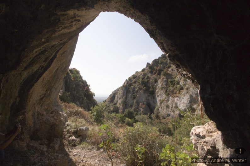 Vue d'une grotte dans le versant gauche du Valle dell'Inferno