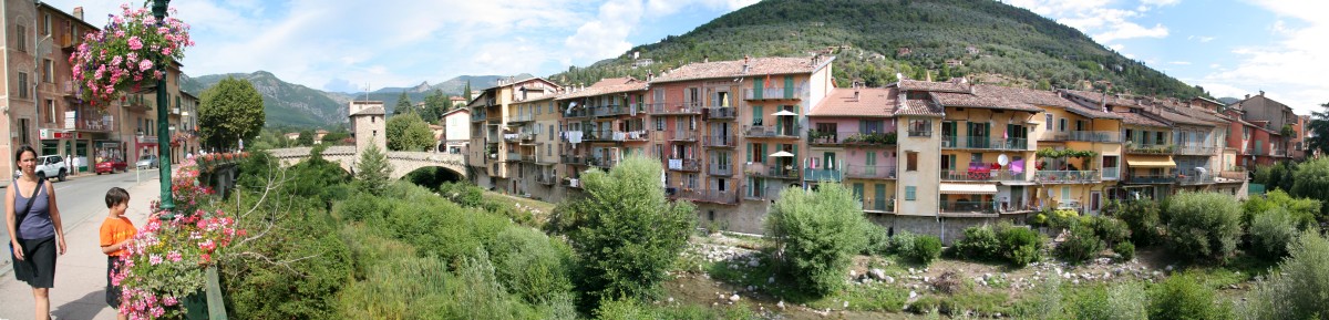 Pont-Vieux et maisons de la rive gauche de Sospel