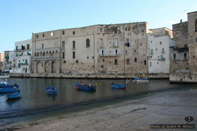 Façade de palais vénitien sur l'ancien port de Monopoli