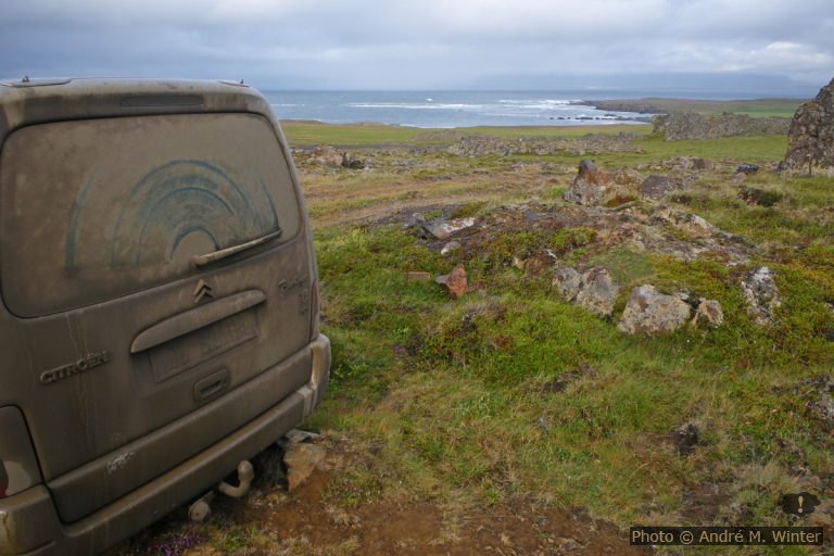 Voiture bien sale sur les pistes islandaises sous la pluie