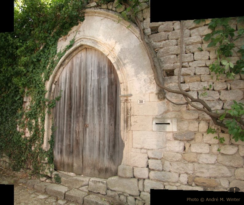 Porte médiévale à Oppède-le-Vieux