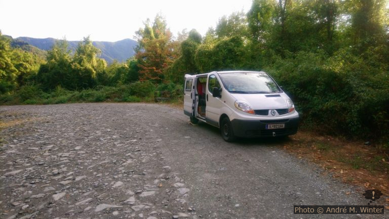 Notre Trafic au bord de la piste au-dessus de Stazzema