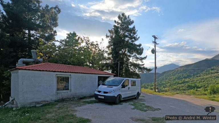 Notre Trafic devant la Chapelle Agios Ioannis Prodromos