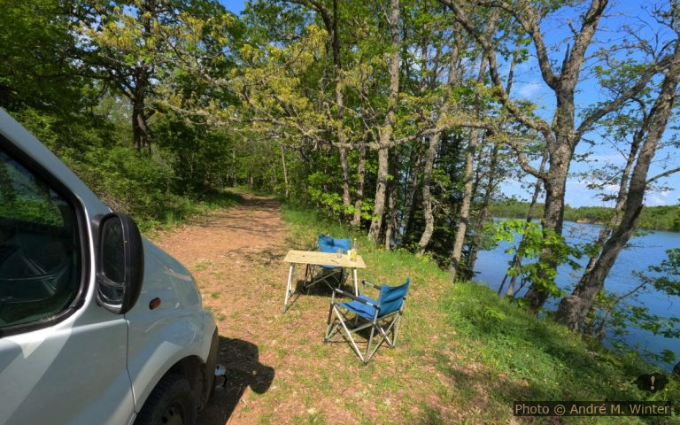 Petit déjeuner au bord du Limni Plastira