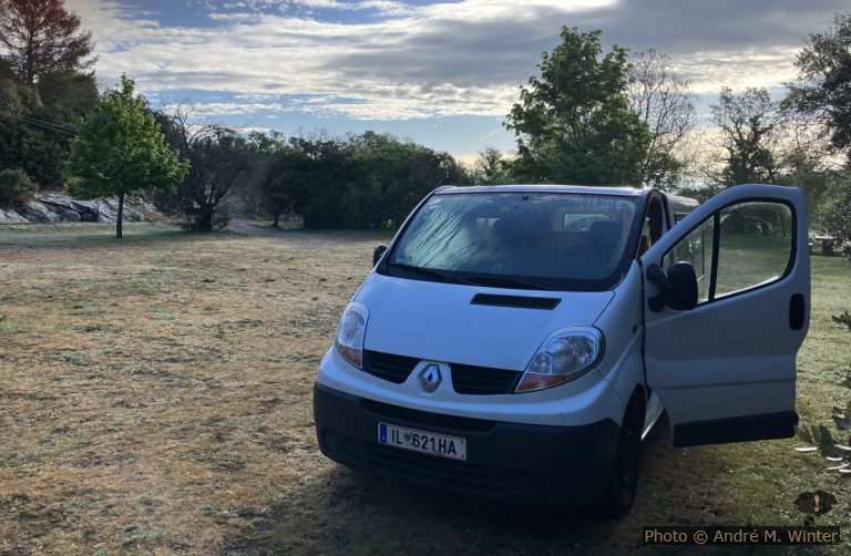 Notre Trafic au parking bas à l'est du Col des Portes