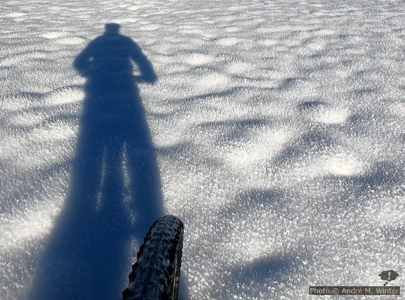 André mit dem Mountainbike im Schnee