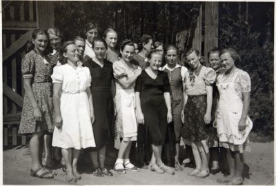 Gruppenbild mit 15 Frauen und Lydia in der Mitte in Grotniki am 20. Juni 1941