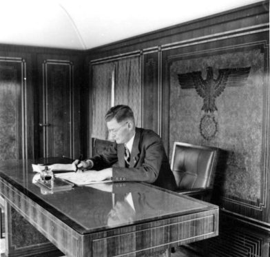 Büro im Sonderzug der Einwandererzentralstelle. Bundesarchiv, Bild 137-068857