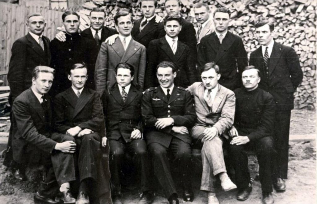 Segelflugverein der Höheren Technische Schule Kaunas mit Gregor vorne in der Mitte