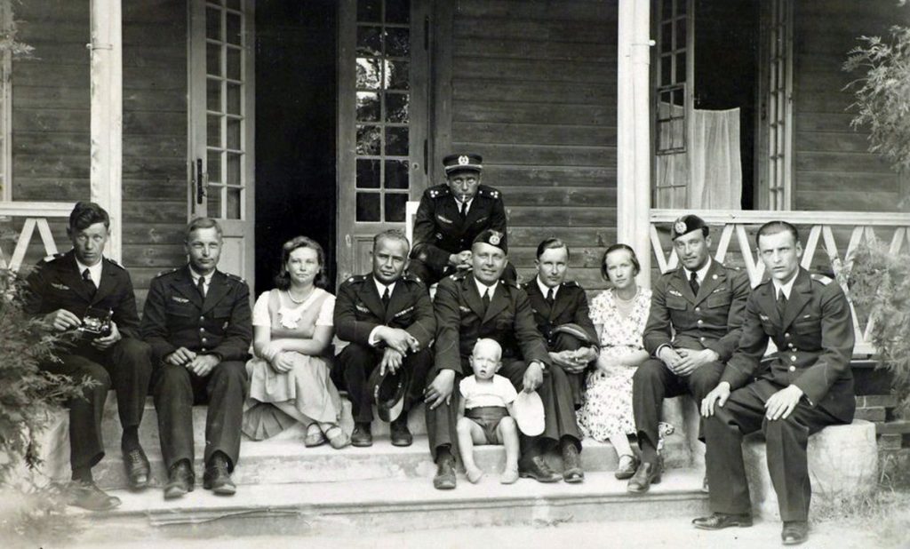 Gregor mit anderen Offizieren