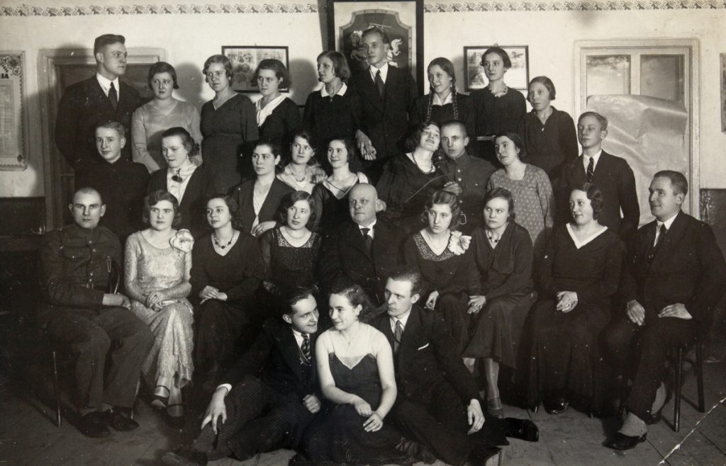 Gruppenfoto Weihnachten Bruno, Bina (?), Xf25, Johanna, Xm28, Lydia, xXm und xXf am 24. Dezember 1932