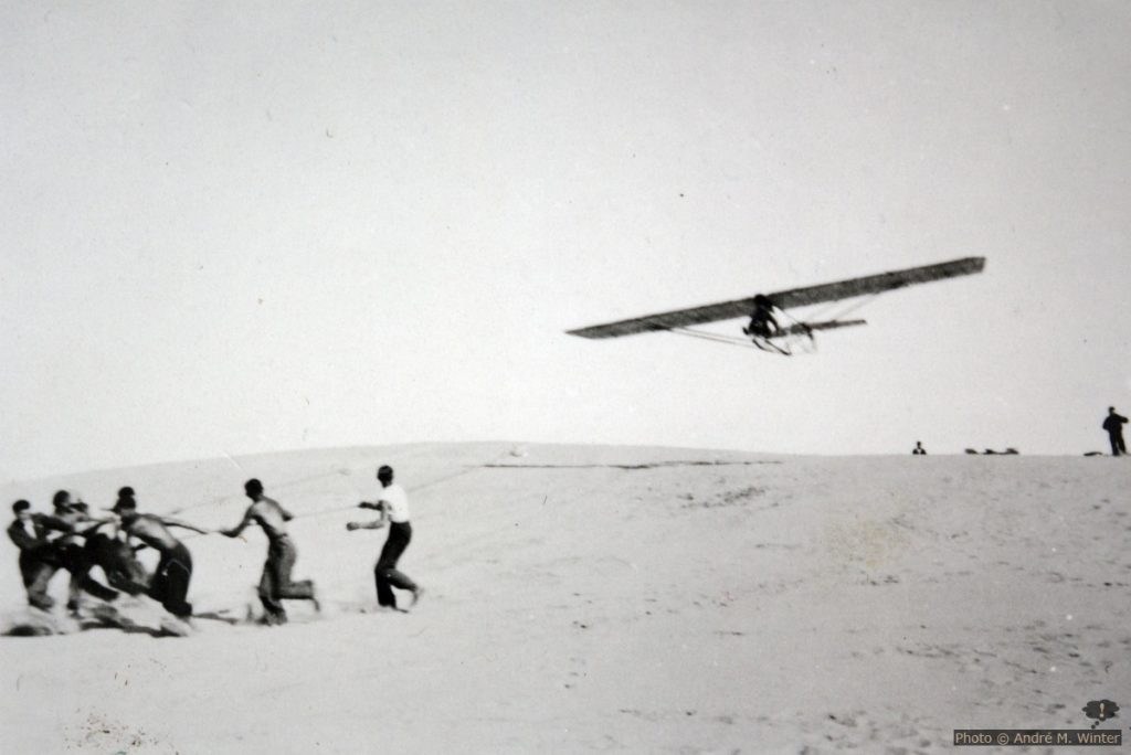 Abheben des Segelfliegers durch Ziehen auf der Düne