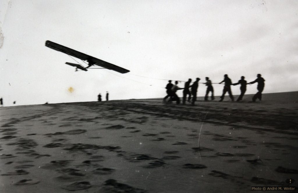 Abheben des Segelfliegers durch Ziehen auf der Düne