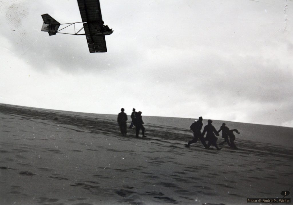 Segelflieger schwebt nach Ziehen auf der Düne