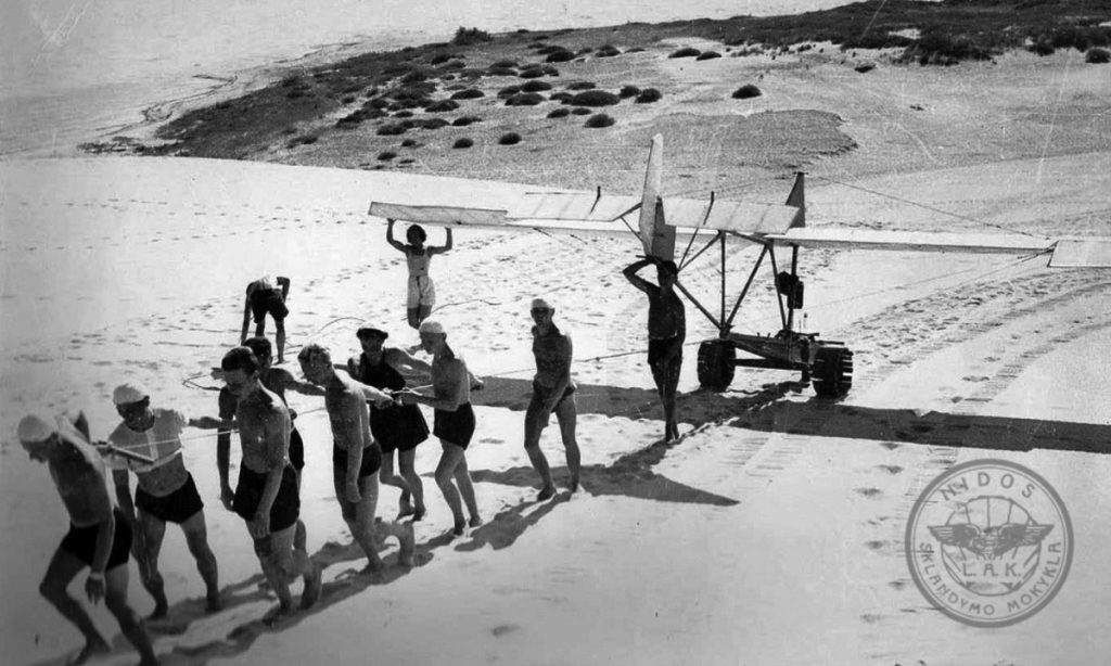 Hochziehen eines Segelfliegers auf Rollen
