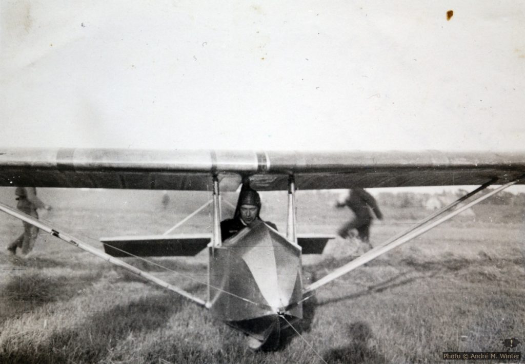 Start des Segelfliegers Sakalas per Schleppflugzeug in Kaunas