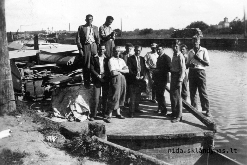 Gregor am Kahn mit Baumaterial für den Flughangar auf Nida 1933