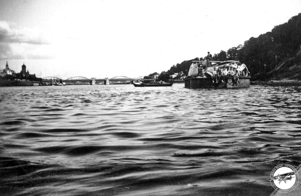 Kahn mit Baumaterial für den Flughangar auf Nida am Fluss Nemunas 1933