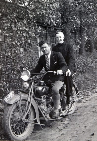 Walfried und Bruno am Motorrad KAM5511 im August 1933 in Kaunas