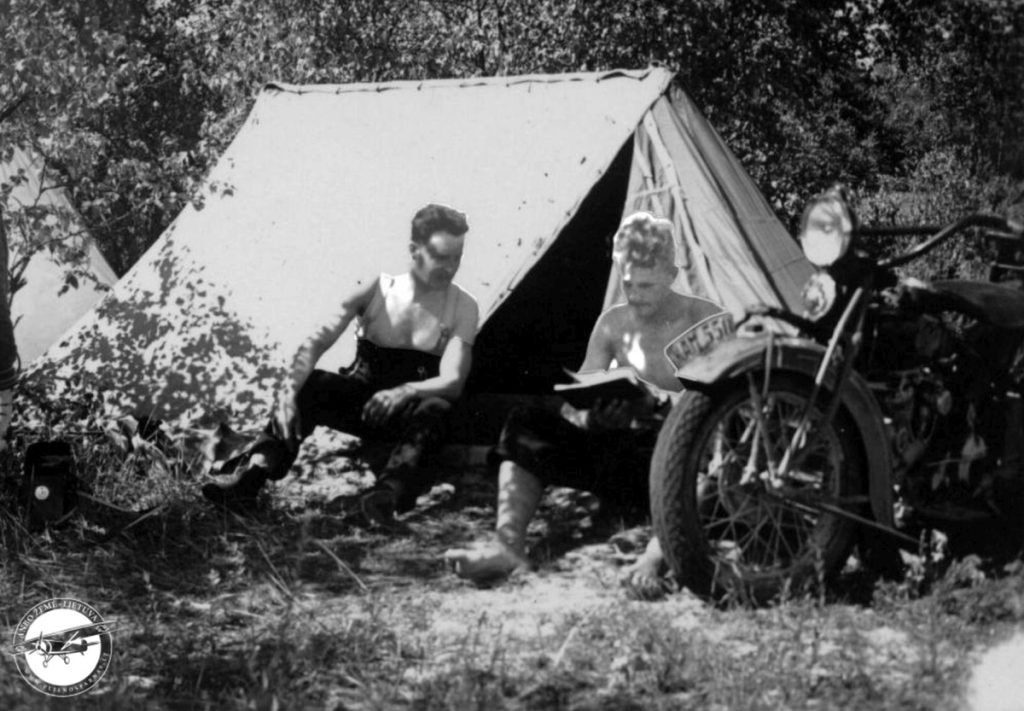 Gregor beim Zelt mit seinem Motorrad Indian Chief 1933